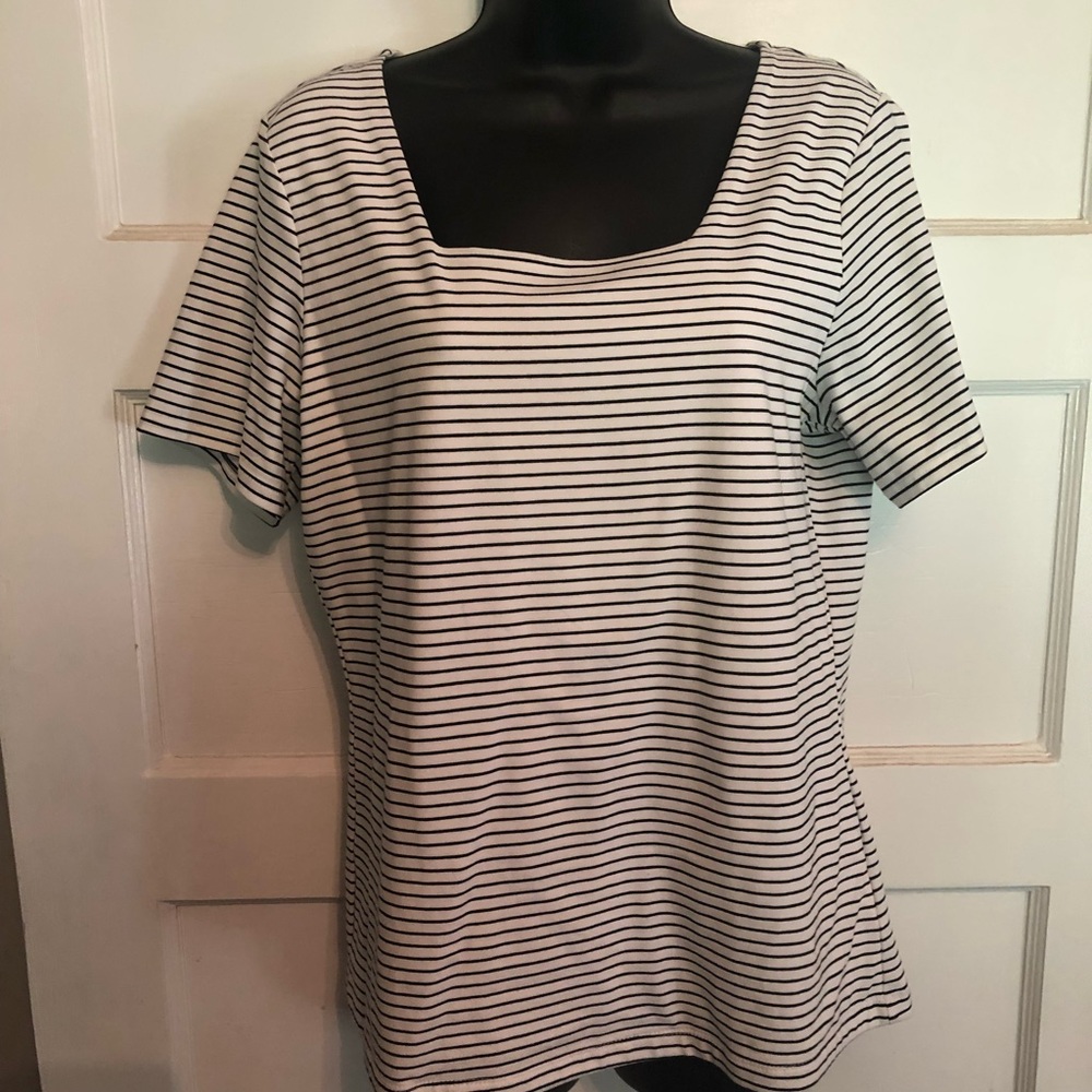 Tahari black/white top